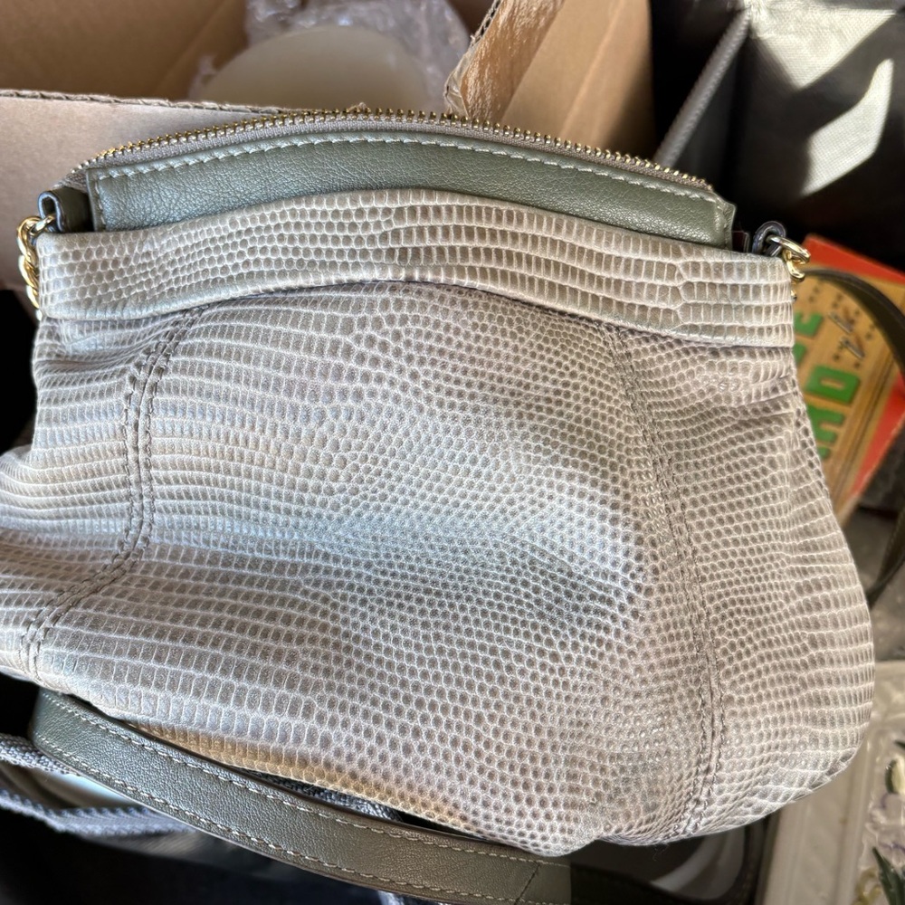 B. Makowsky leather crossbody bag,a gold chain strap and lizard-embossed texture - Picture 2 of 2